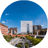 Edificio bianco con finestre verticali, nella zona di Milano Bovisa dall'architettura moderna