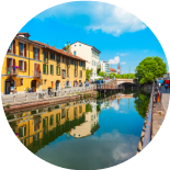 Foto dei navigli di Milano con i palazzi che si rispecchio nel naviglio