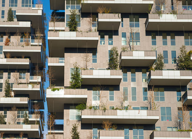 Facciata di un palazzo di Milano moderno con balconi e balconcini