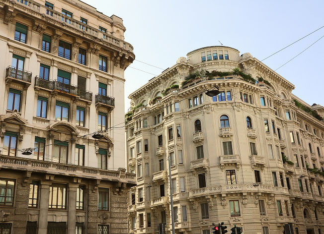 Facciate di palazzi milanesi in stile liberty e art deco