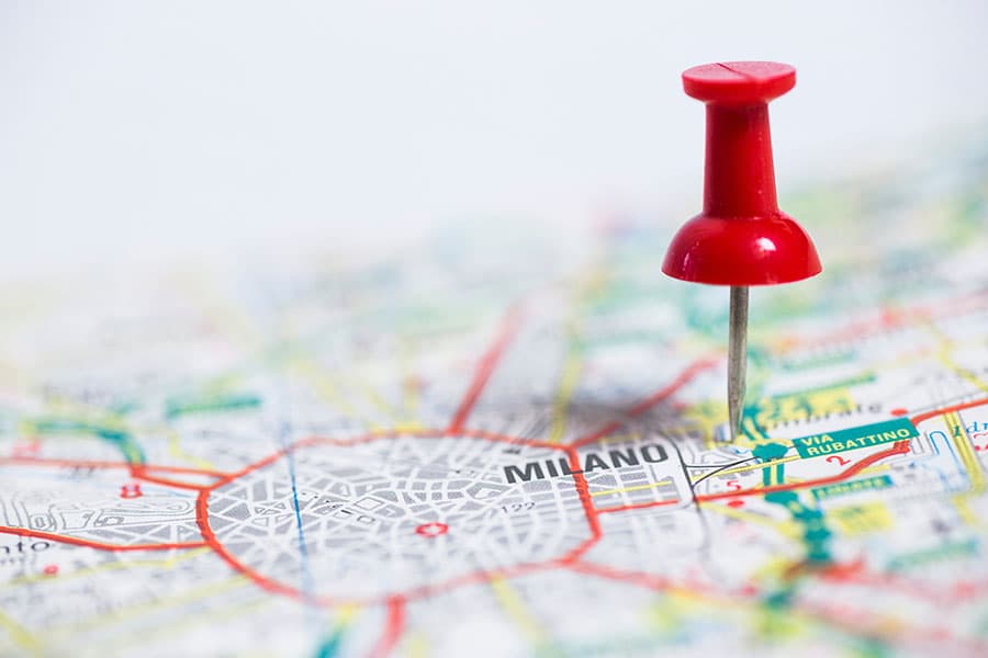 Una mappa di Milano con una puntina rossa posizionata sul centro città, indicante una destinazione o un punto di interesse in questa area urbana italiana.